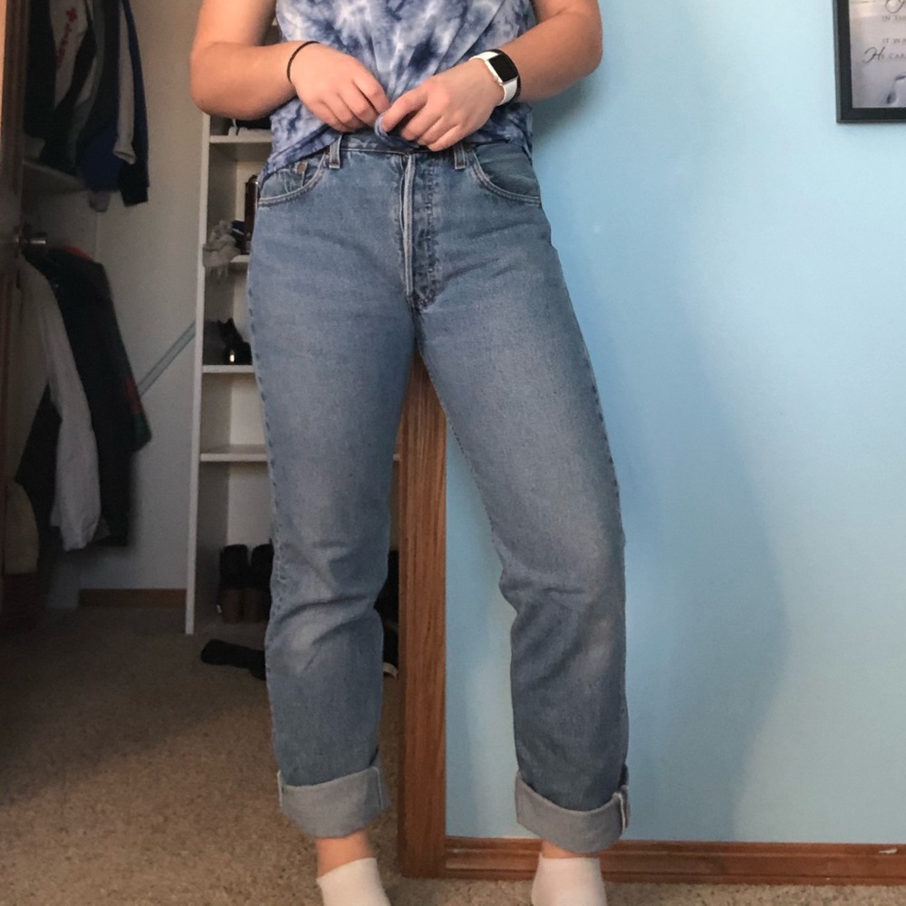 LEVIS LIGHT WASH MOM JEANS 33 x 32